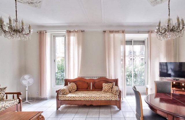Magnificent bright apartment near the coast