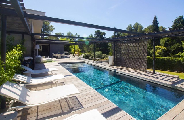 Magnificent architect-designed villa overlooking the Pic-Saint-Loup mountains
