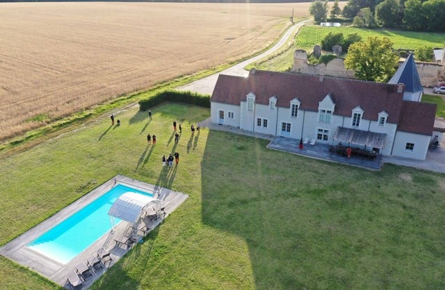 Magnificent house, near Beauval, private pool, tennis, quiet, 800 Ha property