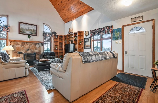 Magnificent home with full kitchen & deck - golf, skiing, & snowboarding nearby