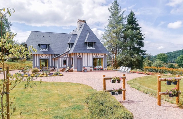 Magnificent Normandy house, 20 minutes from the sea, sleeps 8-10, wi-fi