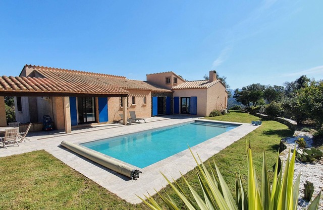 Magnificent pool villa between sea and mountains