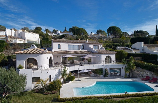 Magnificent villa in closed estate with panoramic views