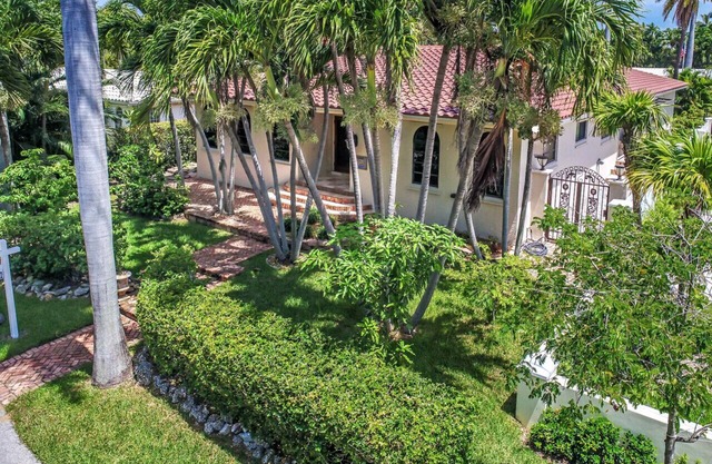 Magnificent Villa by Lake near Hollywood Beach
