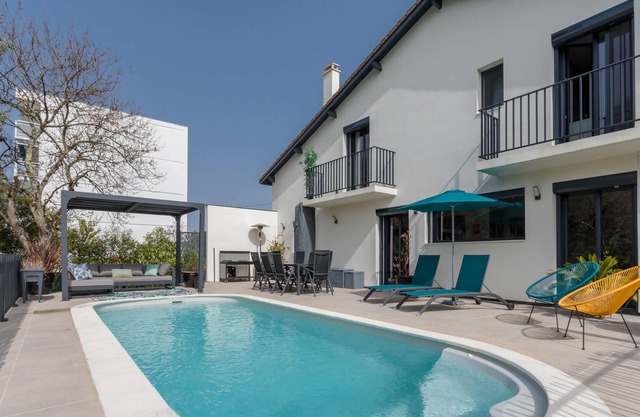 MAGNIFICENT VILLA WITH SWIMMING POOL AT THE FOOT OF THE TRAM