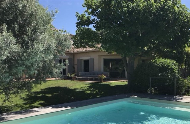 Magnificent villa with swimming pool and garden overlooking the hills in a residential area