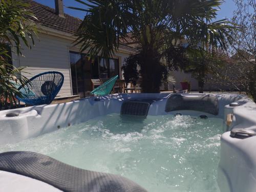 MAGNIFIQUE VILLA LUXE COSY POPPIES HOLIDAY - Normandie Beach Racing, Flipper, Baby-foot, SPA, Jardin Méditerranéen, Plage Riva Bella à 300m, Mer à Pied, Tout Confort, Idéale Familles & Groupes, EVJ à Ouistreham, Proche Cabourg, Week-end & Courts Séjours !