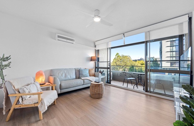 Main Point! 1Bed/1Bath/1Car ~ 5 mins to CBD