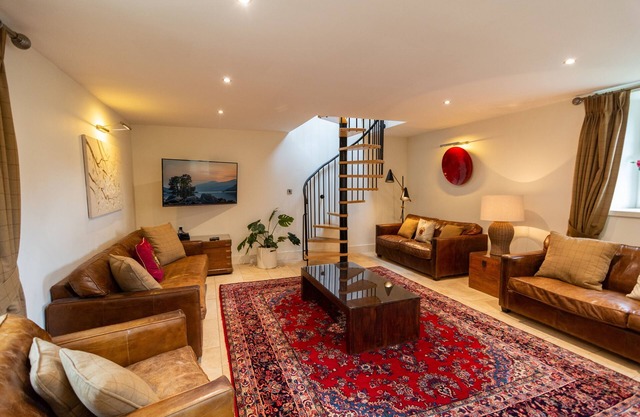 Mains Park Court - sleeps 9 guests in 5 bedrooms
