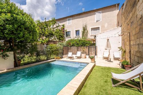 Maison 1634 - Climatisation, piscine, parking, centre ville, petit-dejeuner compris