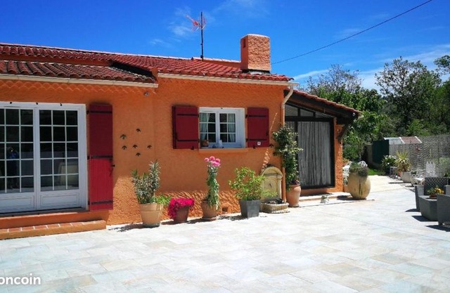 Maison accueillante avec piscine a Forcalqueiret