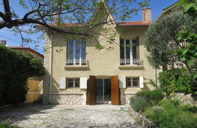 Maison avec jardin sur une colline