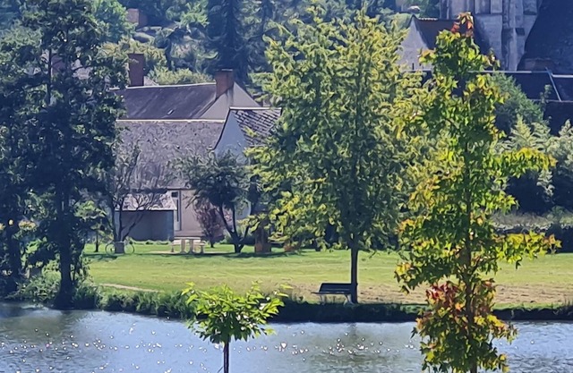 Maison Chaleureuse au Bord de L'eau