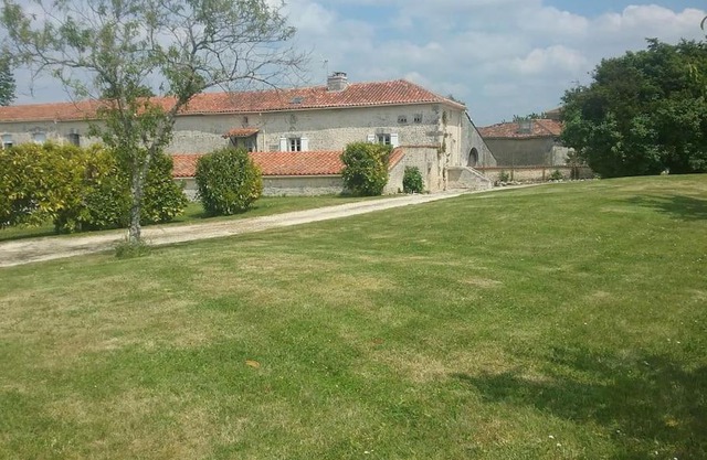 Maison charentaise à la campagne