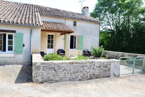 Maison charismatique à Saint-Germier avec jardin clôturé.