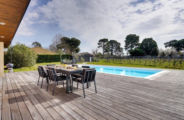 Maison d'architecte, piscine, au coeur des vignes.