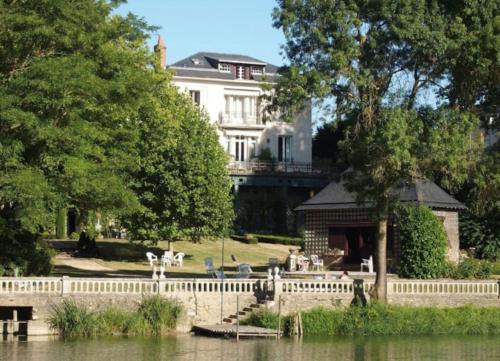 Maison de famille de charme en pleine nature en bord de rivière à 20 min d'Angers