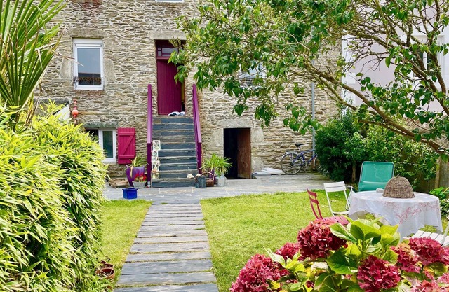 Maison de Famille à 100 m de la Plage de Locmaria, Charme Fou, Jardin Clos