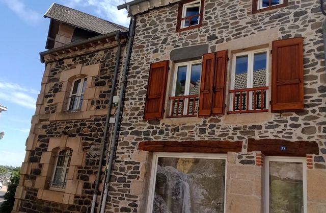 Maison de Village. Avec Commerces à Proximité. Départ de Sentiers, Vtt, lac 10 k