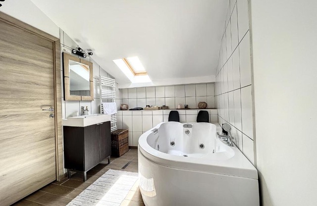 Maison de ville jacuzzi wiffi à 4km aéroport Charleroi