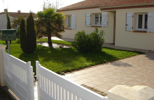 Maison familiale 90m² à 400m des commerces, 3 chambres, jardin clos, animaux acceptés - FR-1-540-261