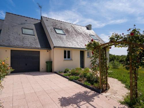 Maison familiale avec jardin clos, 4 pièces, 6 pers, proche plage et commerces, Wifi, parking inclus. - FR-1-477-192