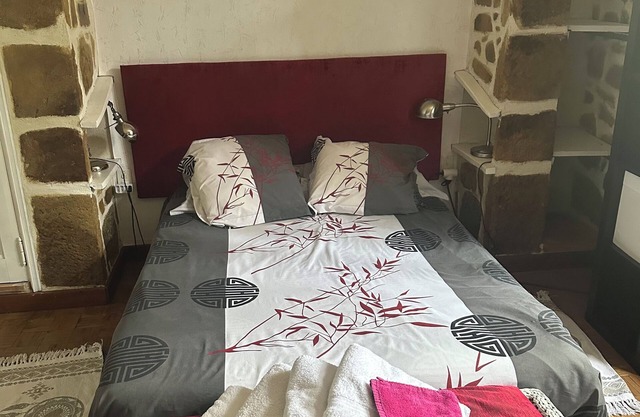 Maison fleuri/river vacations/a room in a big house
