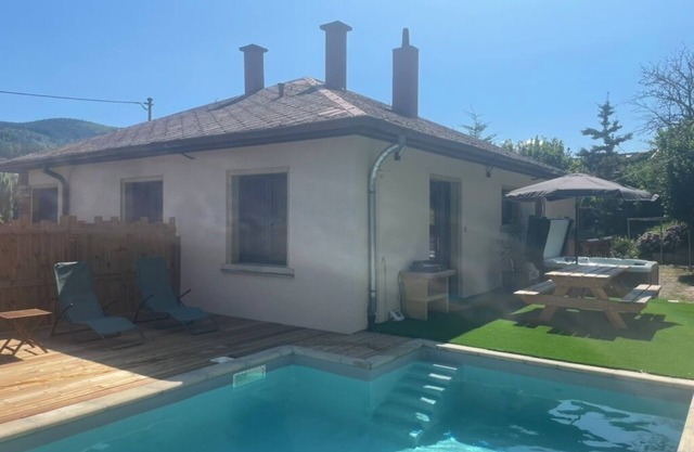 Maison l'Impasse: vacation home for 2-6 people with spa and heated pool