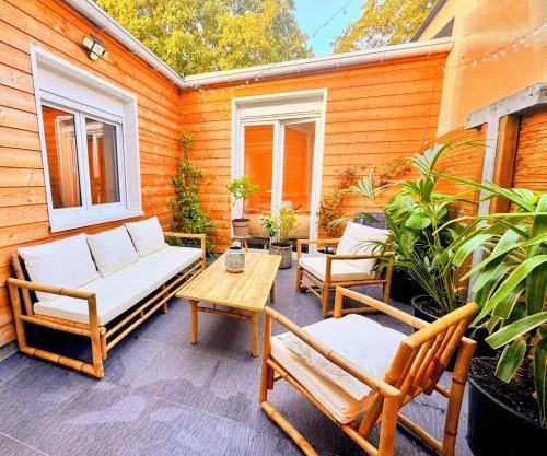 Maison Langevin 2-Bedroom House with Cozy Garden & Patio