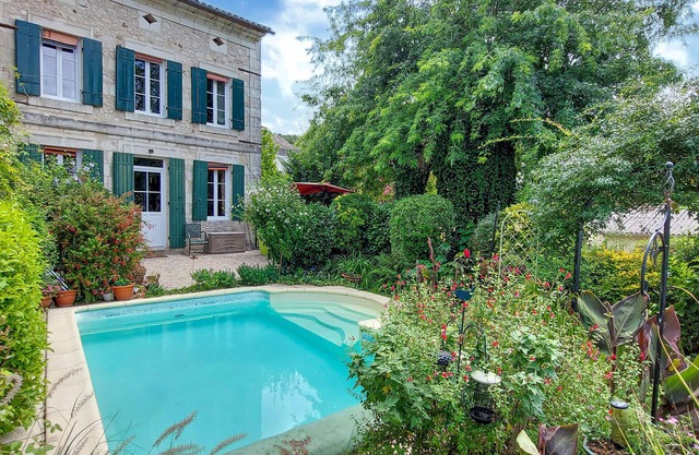 Maison piscine vue rivière