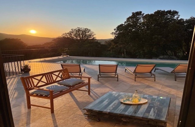 Maison récente avec piscine privée à la campagne.