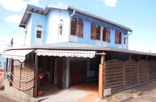 maison située dans un petit village de pecheur