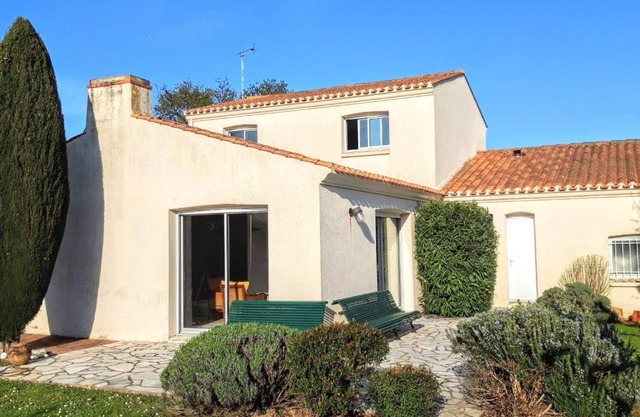 Maison spacieuse à Olonne-sur-Mer avec jardin clos, proche plages et commerces, idéale familles - FR-1-197-560
