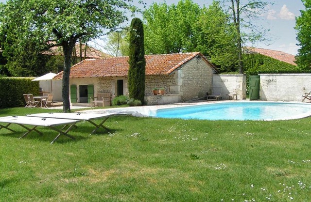 Maison spacieuse avec piscine au cœur de Bellon