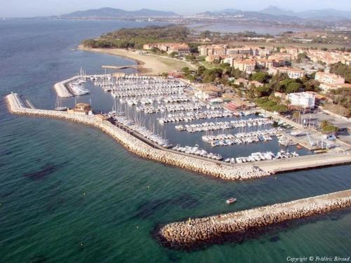 Maison sur le port climatisé proche des plages