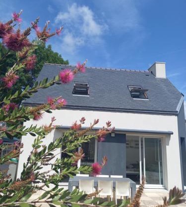 Maison tout confort au calme à 300m de la mer et du GR34 avec jardin