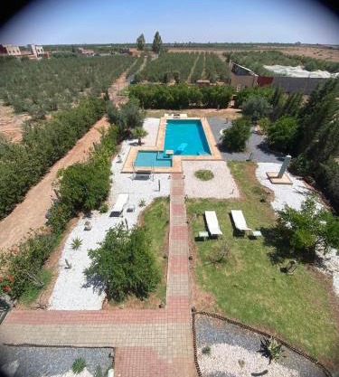 Maison unique avec une magnifique piscine