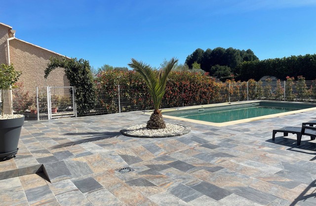 Maisonnette and swimming pool in enclosed grounds electric gate
