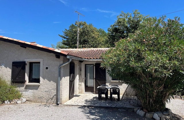 Maisonnette in residence with swimming pool on the shores of Lake Saint Ferréol