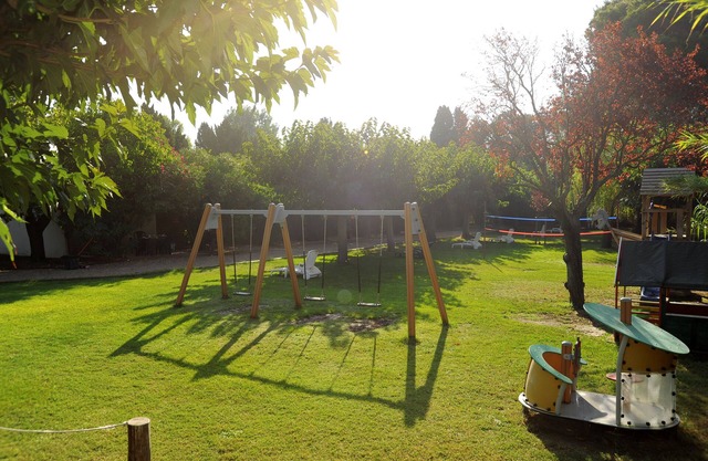 Maisonnette in wooded park pétanque court, children's games BBQ near beaches