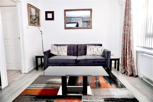 Maitland Luxury 2 Bedroom Greenwich Apartment With Good Living Space Sleeps 5 Guest- 1 minute from Greenwich DLR Station