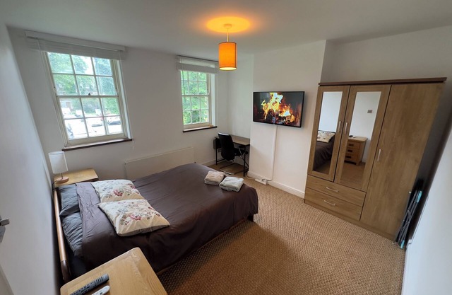 Majestic King Room - 30 Mins to City Center, 5 Mins to Shops & Train Station