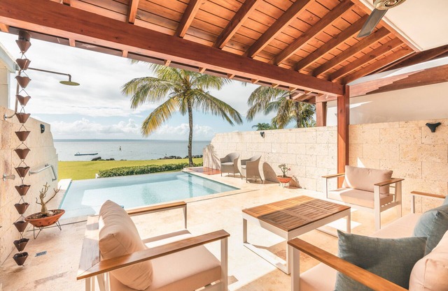 Majestic views from 3BR villa w/pool in Puerto Bahía
