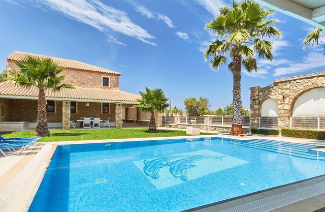 Make the most of the outdoor life at this beautifully designed villa with its stunning pool, covered