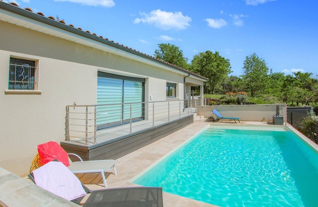Make your dreams come true in this beautiful Provençal vacation home with pool.