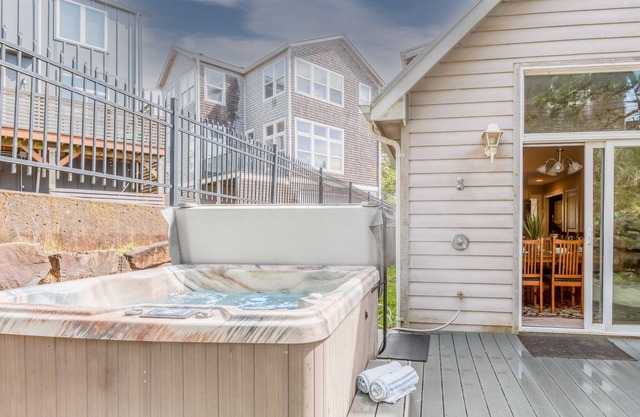 Make your Beach Nest, relax in the hot tub, pet friendly, and the beach nearby