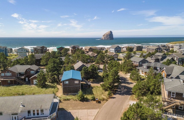 Makena's Haven-4 bed, game room, hot tub, steps to beach. Dog OK.