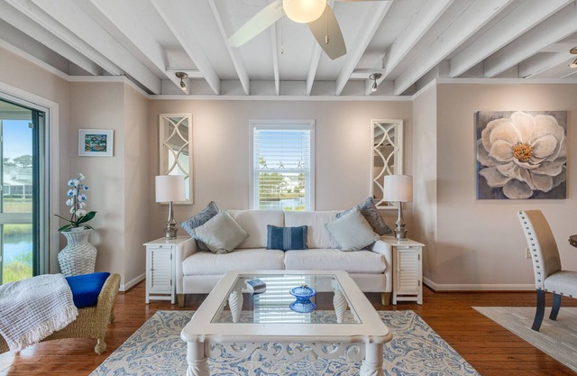 Mallard Lakes townhouse with hot tub, pool, water views, & fireplace