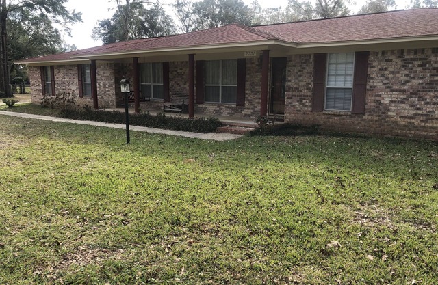 Mama's House has a Garage & Sparkling Clean. 4 bedrooms 3 baths. sleeps 8 nnnn