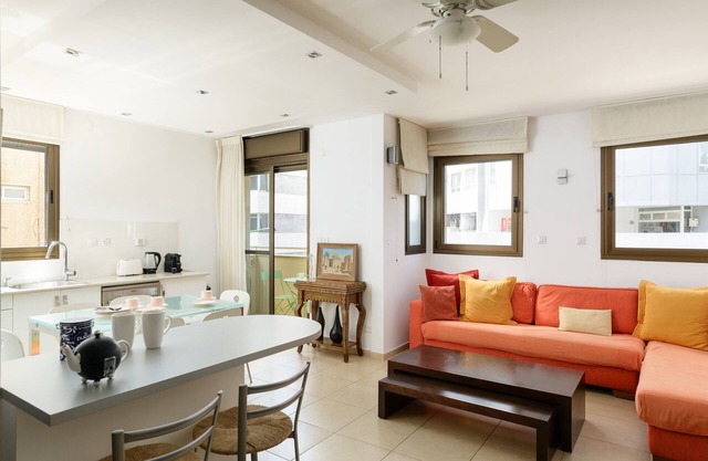 MAMAD Cosy Hideaway steps from Beach by FeelHome